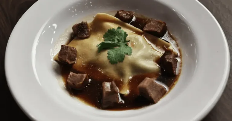 Foto da receita de Raviolone de gema com língua e redução