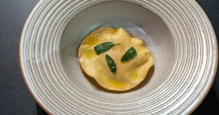 Foto da receita de Raviolone de gema com recheio de ricota e manteiga de sálvia