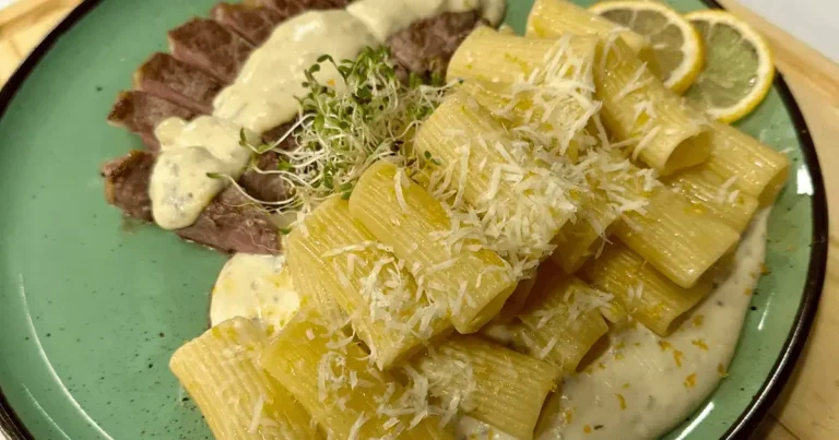 Foto da receita de Rigatoni al limone e contrafilé ao molho de queijos