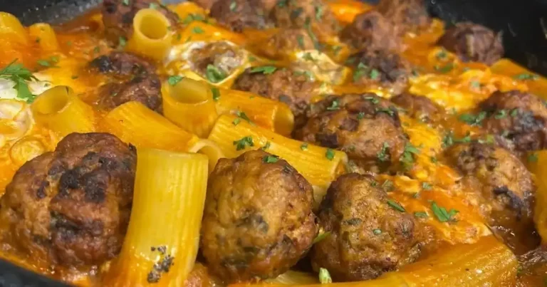 Foto da receita de Rigatoni ao molho de tomate e almôndegas de pernil