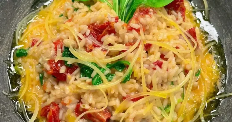 Foto da receita de Risoto de tomate seco e rúcula