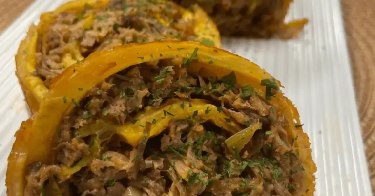 Foto da receita de Rocambole de banana recheado com carne louca