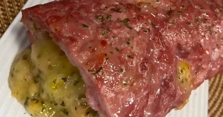Foto da receita de Rocambole de linguiça com queijos e farofa de maçã