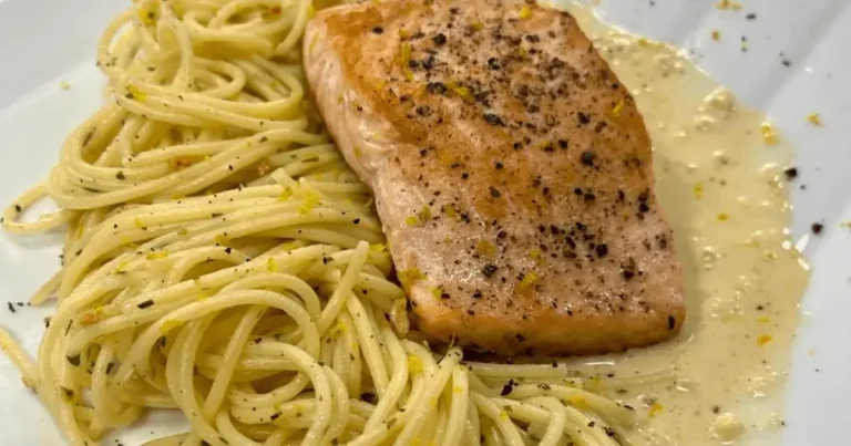 Foto da receita de Salmão ao molho de laranja com espaguete ao alho e óleo