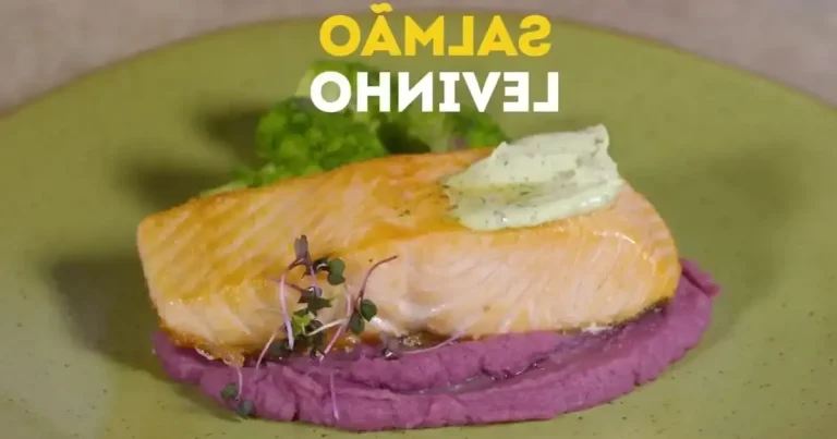 Foto da receita de Salmão temperado com purê de batata-doce roxa