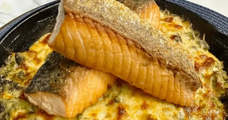 Foto da receita de Salmão grelhado com gratinado de batata e creme de brócolis