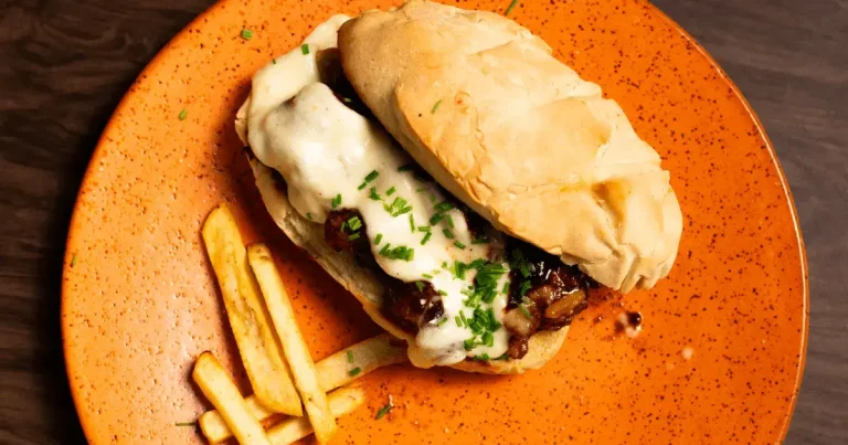 Foto da receita de Sanduíche de costelinha de porco com barbecue de frutas vermelhas