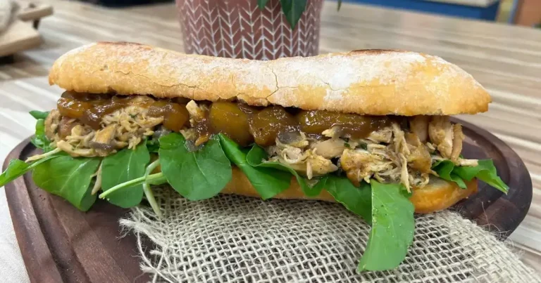 Foto da receita de Sanduíche de frango assado com chutney de manga e rúcula