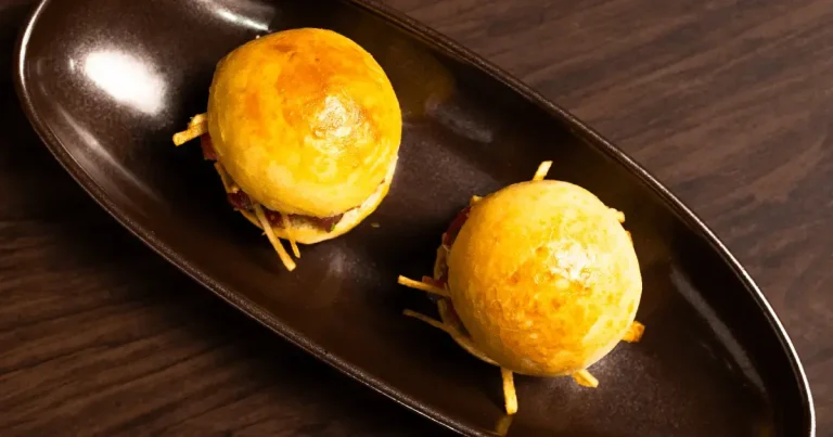 Foto da receita de Sanduíche de steak tartare com picles de cebola e batata palha