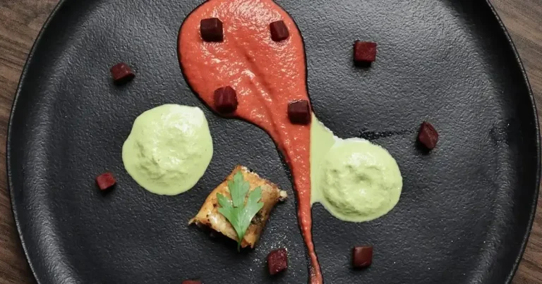 Foto da receita de Sardinha empanada com purê de beterraba e espuma de ervas