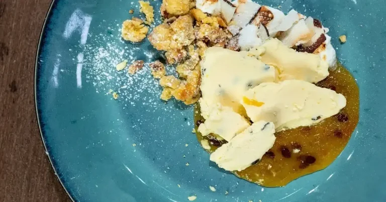 Foto da receita de Semifredo de maracujá com calda de maracujá, crumble de cascas e sementes e merengue