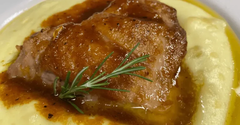 Foto da receita de Sobrecoxa ao molho de laranja com aligot