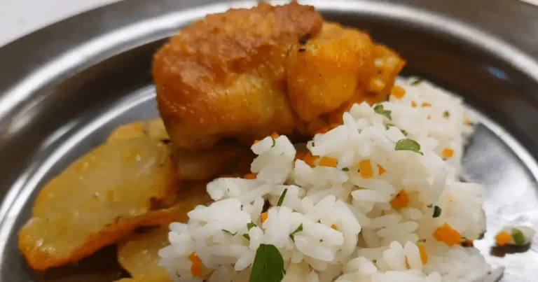 Foto da receita de Sobrecoxa assada com batata e arroz colorido