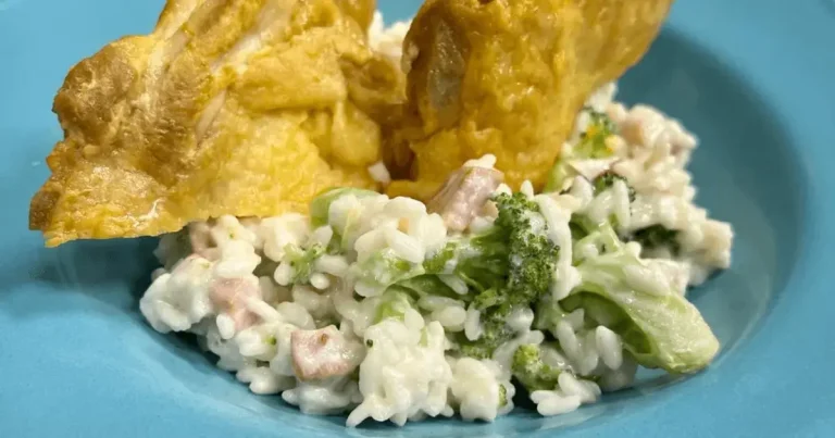 Foto da receita de Sobrecoxa com risoto de bacon e brócolis