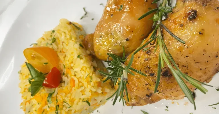 Foto da receita de Sobrecoxa de frango e arroz com cenoura