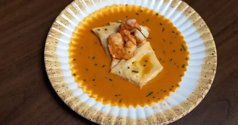 Foto da receita de Sofiatelli de camarão, palmito e shimeji rosa com molho cardinal e camarão salteado