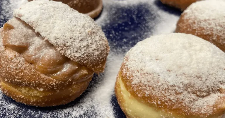 Foto da receita de Sonhos recheados com creme e doce de leite