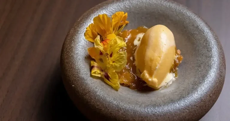 Foto da receita de Sorbet de maracujá, crumble de castanha-de-caju, flores de capuchinha e geleia de tomate amarelo
