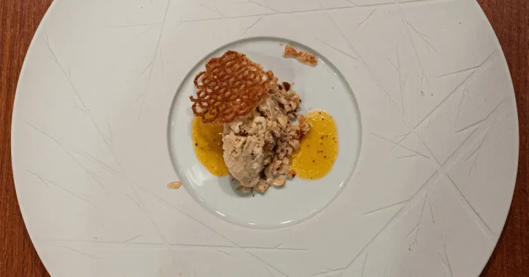 Foto da receita de Sorvete de café com cogumelo, calda de maracujá e avelã