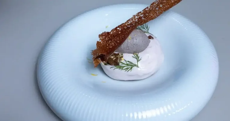 Foto da receita de Sorvete de cogumelo com cremeoux de dovyalis e espuma de peixe com gengibre