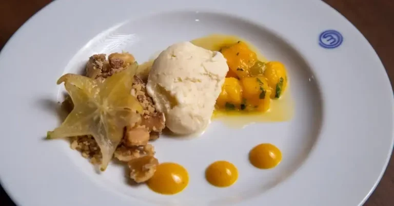Foto da receita de Sorvete de cumaru com gel de tucupi, crumble de castanhas com lascas de coco, creme de cupuaçu, pé de moça e tartar de manga