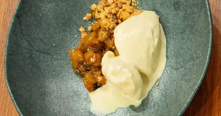 Foto da receita de Sorvete de rapadura com doce de caju e farofa de amendoim crocante