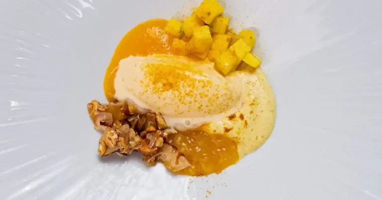 Foto da receita de Sorvete de tapioca com lírio-do-brejo, manga, curry e crocante de castanha com rapadura