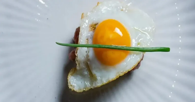 Foto da receita de Steak tartare com chips de batata e ovo de codorna