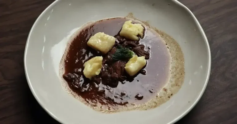 Foto da receita de Stinco de cordeiro com nhoque de batata
