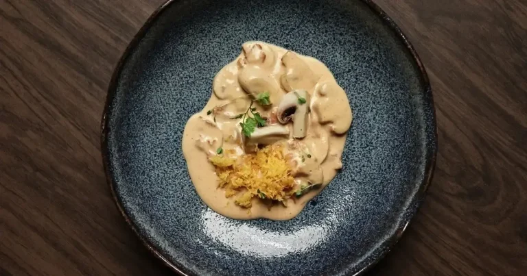 Foto da receita de Strogonoff de cogumelos e palha de mandioquinha