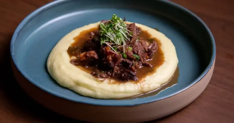 Foto da receita de Surf ‘n’ turf de bochecha de porco com garum de ostras
