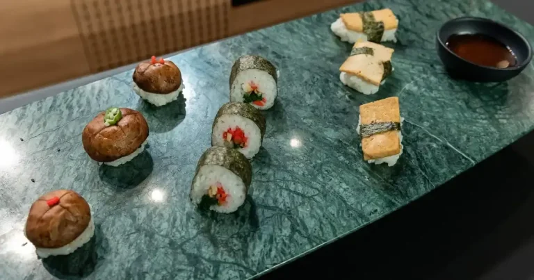 Foto da receita de Sushis veganos de cogumelo shitake, feijão moyashi e tofu