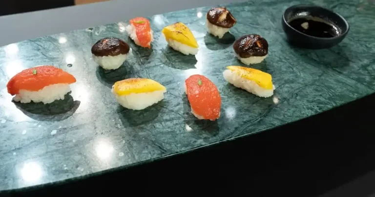 Foto da receita de Sushis veganos de tomate, cogumelo e manga com molho de yuzu