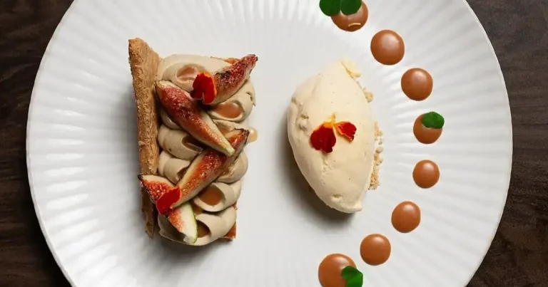 Foto da receita de Taco de mil folhas com chantilly de hojichá, figos e caramelo de missô
