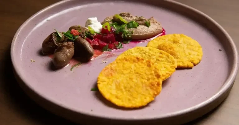 Foto da receita de Tacos de patê de fígado com picles de beterraba e coração de pato