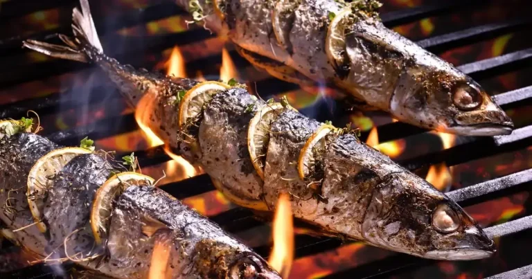 Foto da receita de Tainha na brasa com batata-doce assada e salsa verde