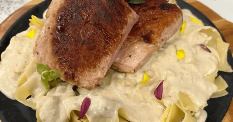 Foto da receita de Talharim ao molho branco com contrafilé suíno