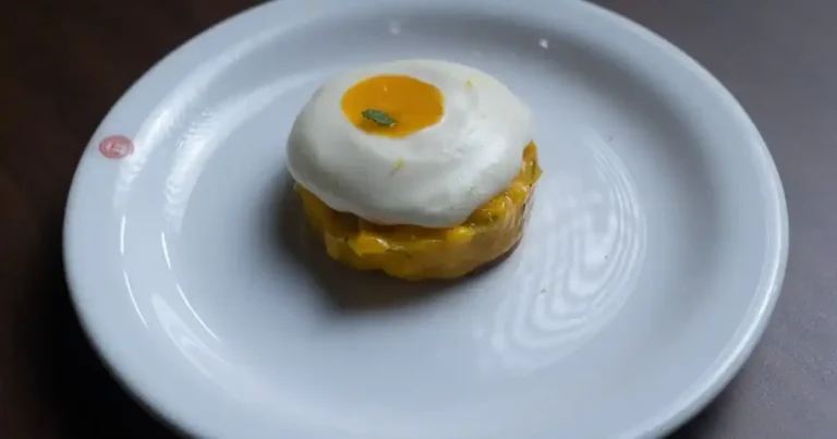 Foto da receita de Tartare tropical de manga com maracujá e sablé de castanhas