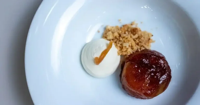 Foto da receita de Tarte tatin de maçã com mousse de mascarpone, marzipã e crumble de amêndoas