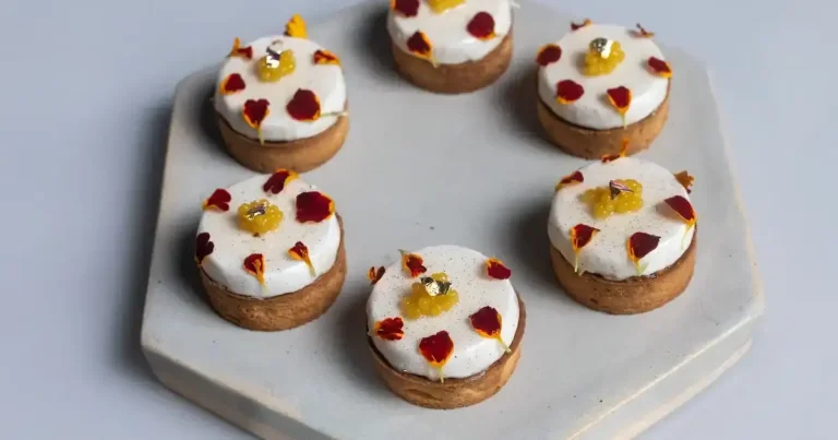 Foto da receita de Tartelete de caju com geleia de tucupi, compota de caju e glaçagem de baunilha