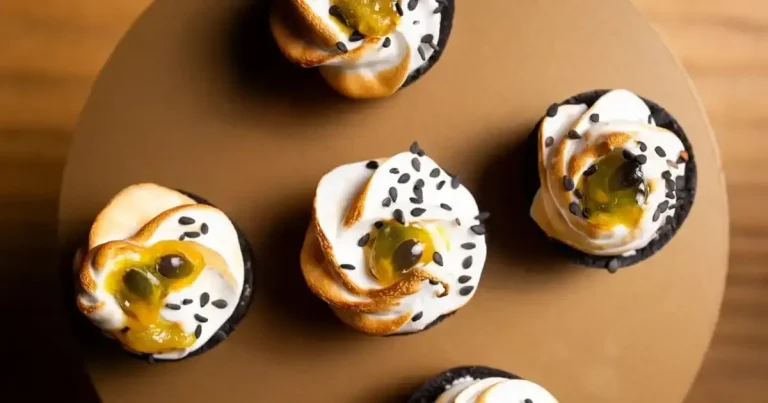 Foto da receita de Tartelette de maracujá com gergelim e cacau preto