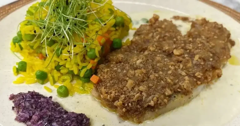Foto da receita de Tilápia com crosta de amendoim ao limone e arroz com açafrão e ervilha