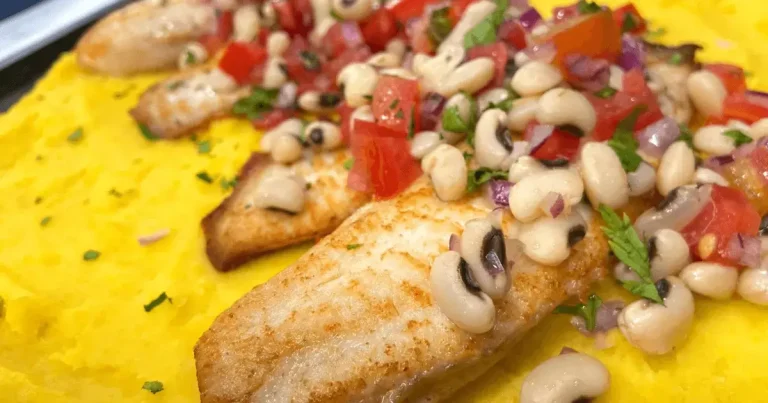 Foto da receita de Tilápia com purê de mandioquinha e vinagrete de feijão