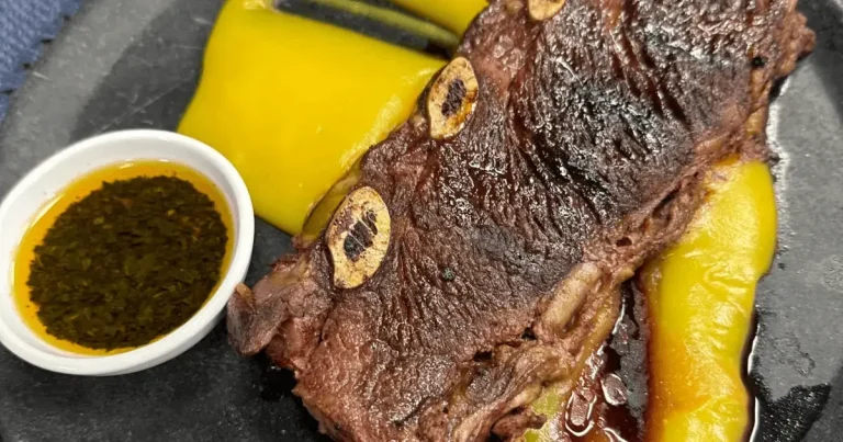 Foto da receita de Tiras de costela com mousseline de mandioquinha e molho chimichurri