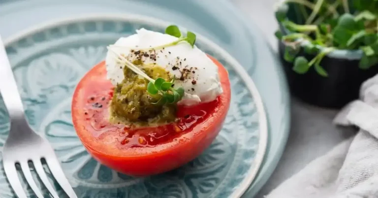Foto da receita de Tomate com salada de avocado recheado com maionese de gema e vinagrete