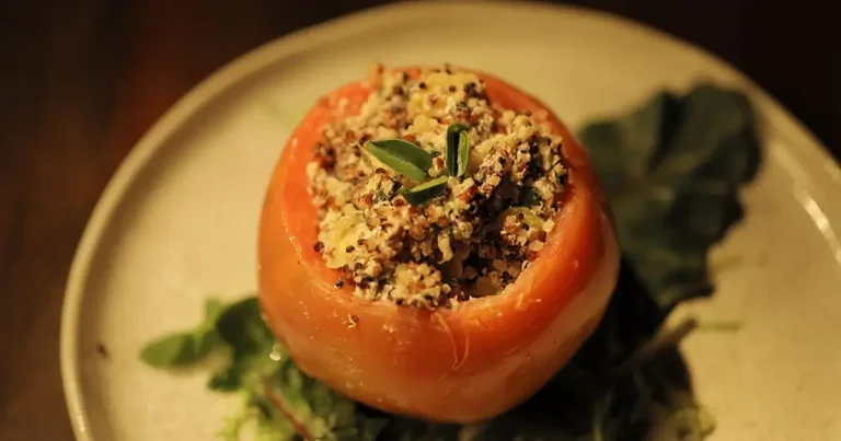 Foto da receita de Tomate recheado com quinoa, nozes e queijo de cabra