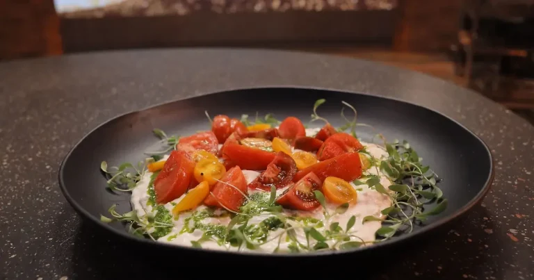 Foto da receita de Tomates mediterrâneos, stracciatella e salsa com cipó-alho