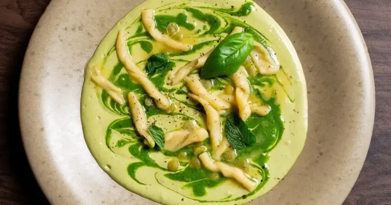 Foto da receita de Trofie ao molho de abobrinha, ervilhas e pesto de ervas