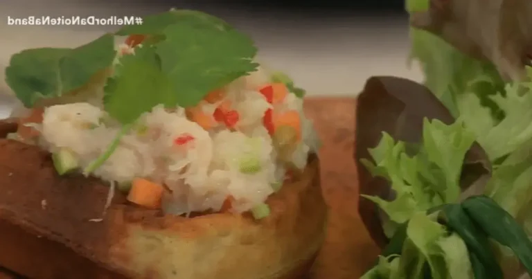 Foto da receita de Waffle de ervas com salpicão de caranguejo