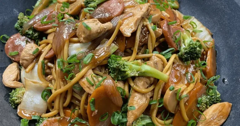Foto da receita de Yakisoba de frango e calabresa